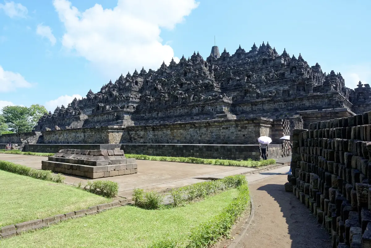 Die Tempelanlage Borobudur auf Java unter blauem Himmel