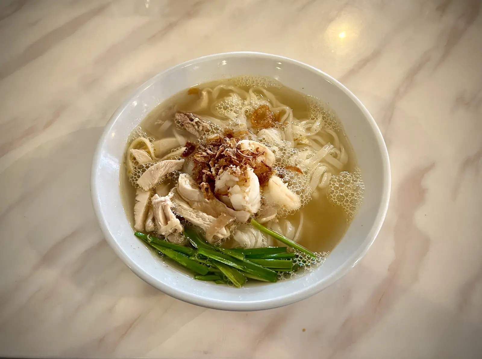 Schale Ipoh Hor Fun mit Huhn und Crevetten in klarer Brühe