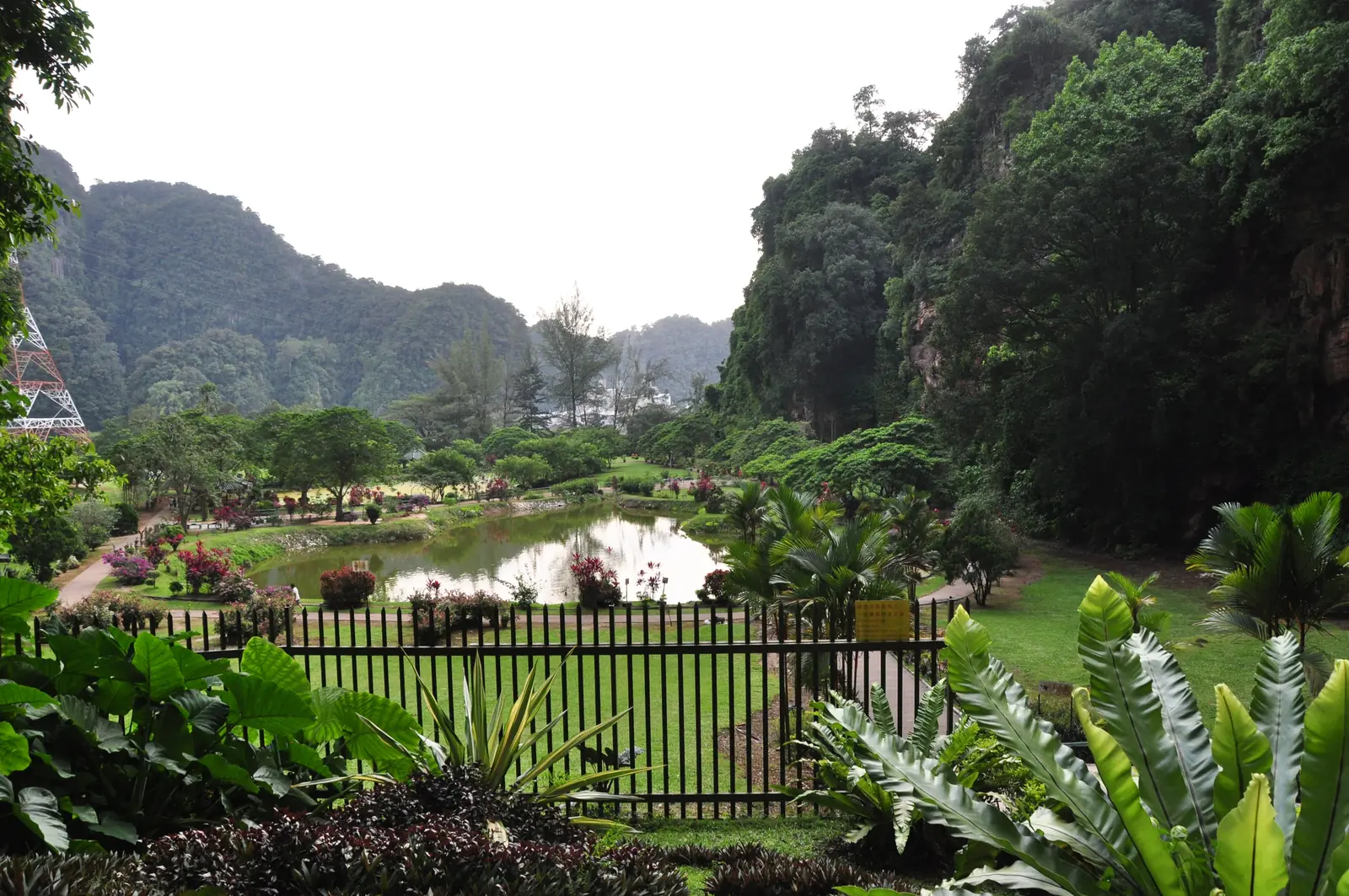 Garten mit Teich vor den Kalkfelsen von Kek Lok Tong