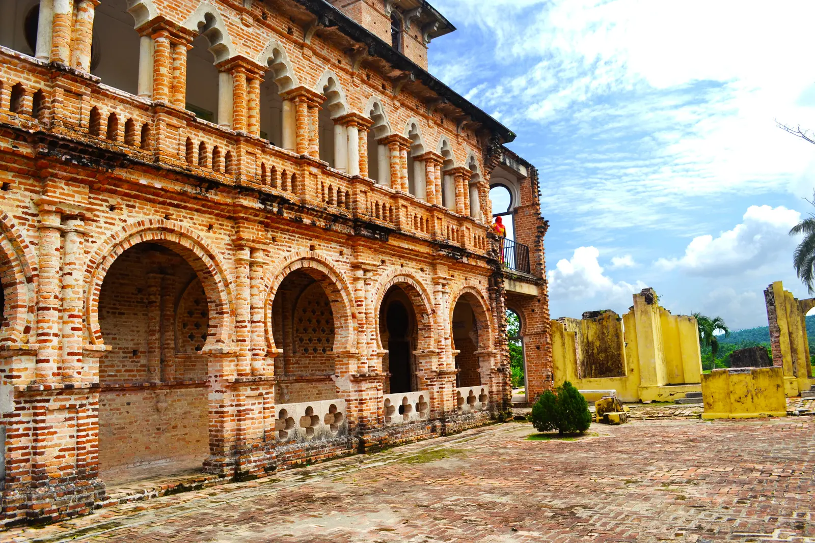 Die rote Backsteinruine von Kellie's Castle mit Arkaden