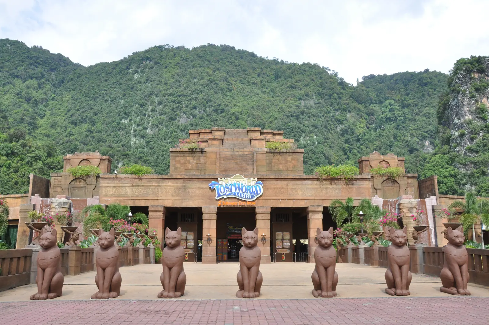 Eingang des Freizeitparks Lost World of Tambun vor bewaldeten Kalkfelsen