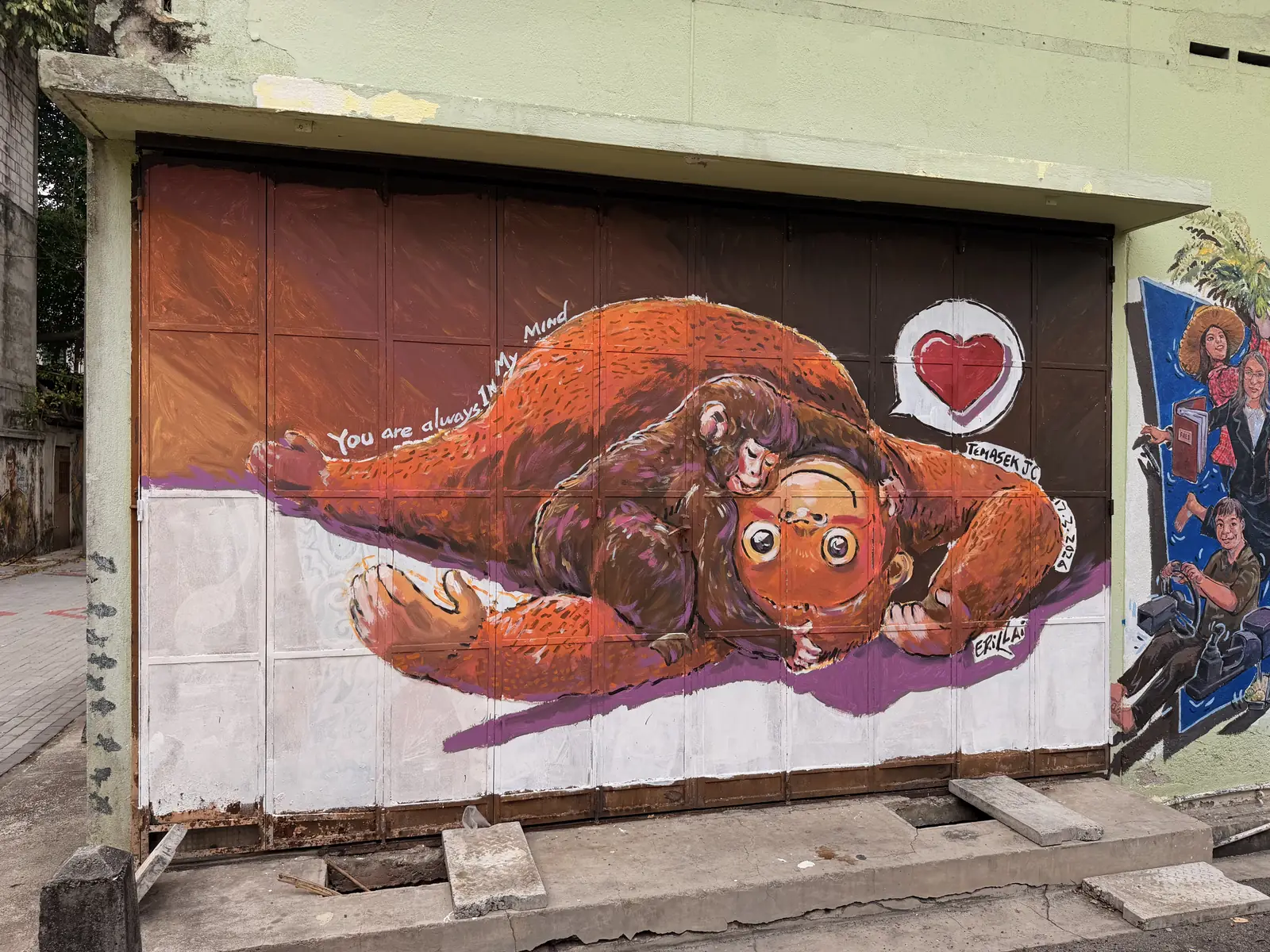 Wandbild eines Orang-Utans mit Jungem und einem Herz in der Mural Arts Lane
