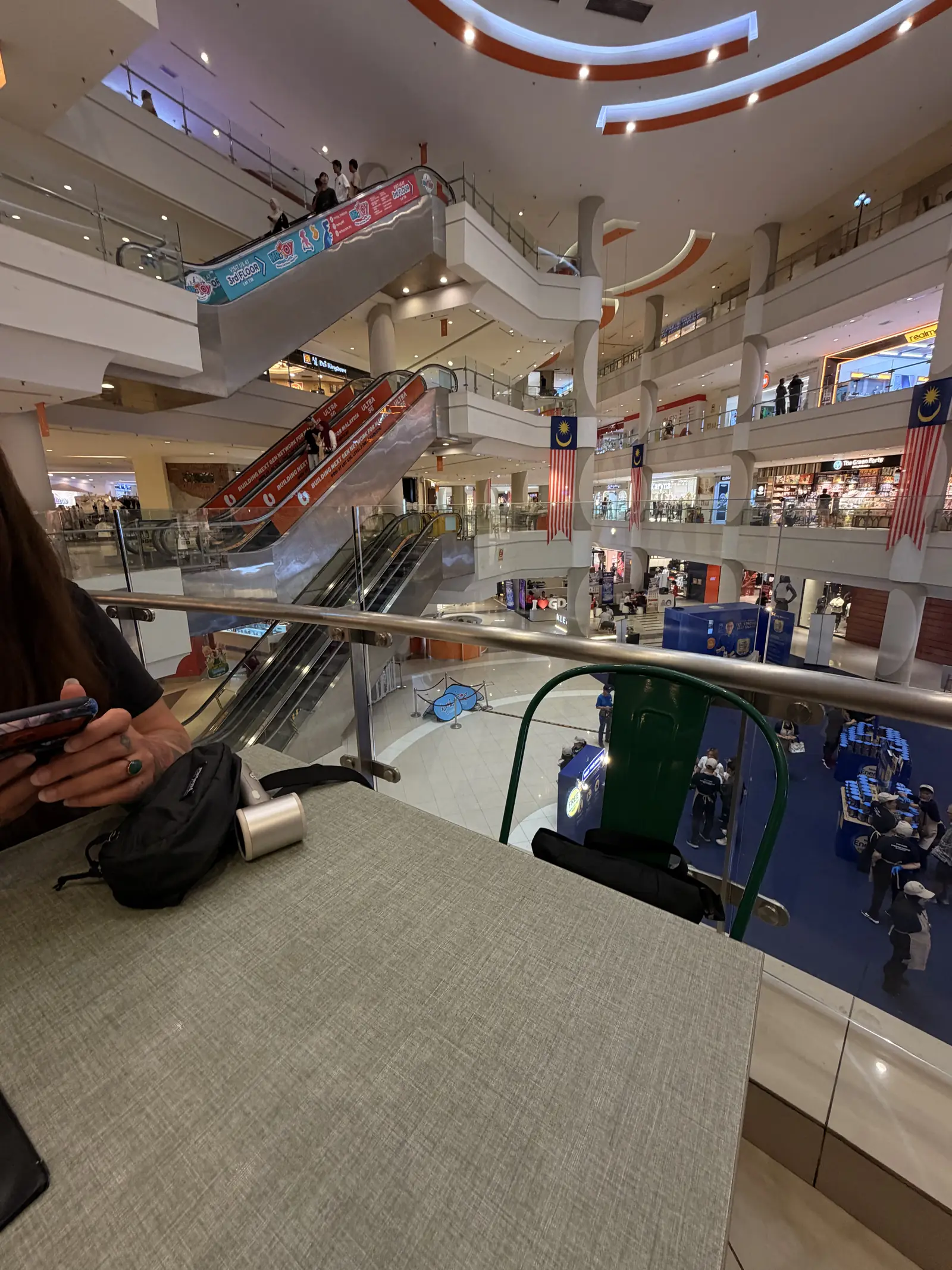 Blick über mehrere Stockwerke der Mall Ipoh Parade mit Rolltreppen
