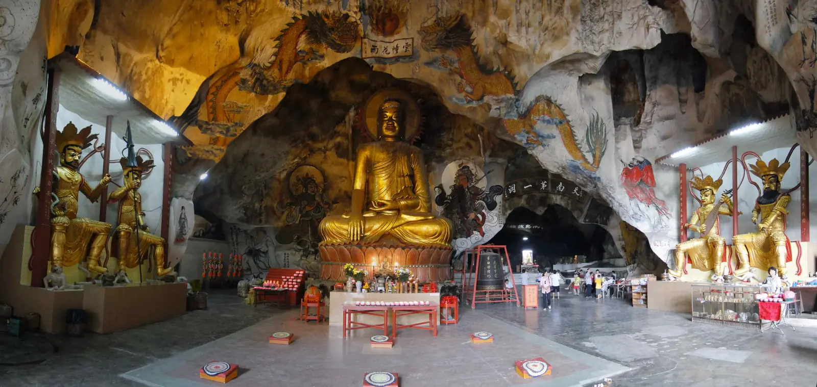 Goldene Buddha-Statuen im Inneren der Höhle von Perak Tong