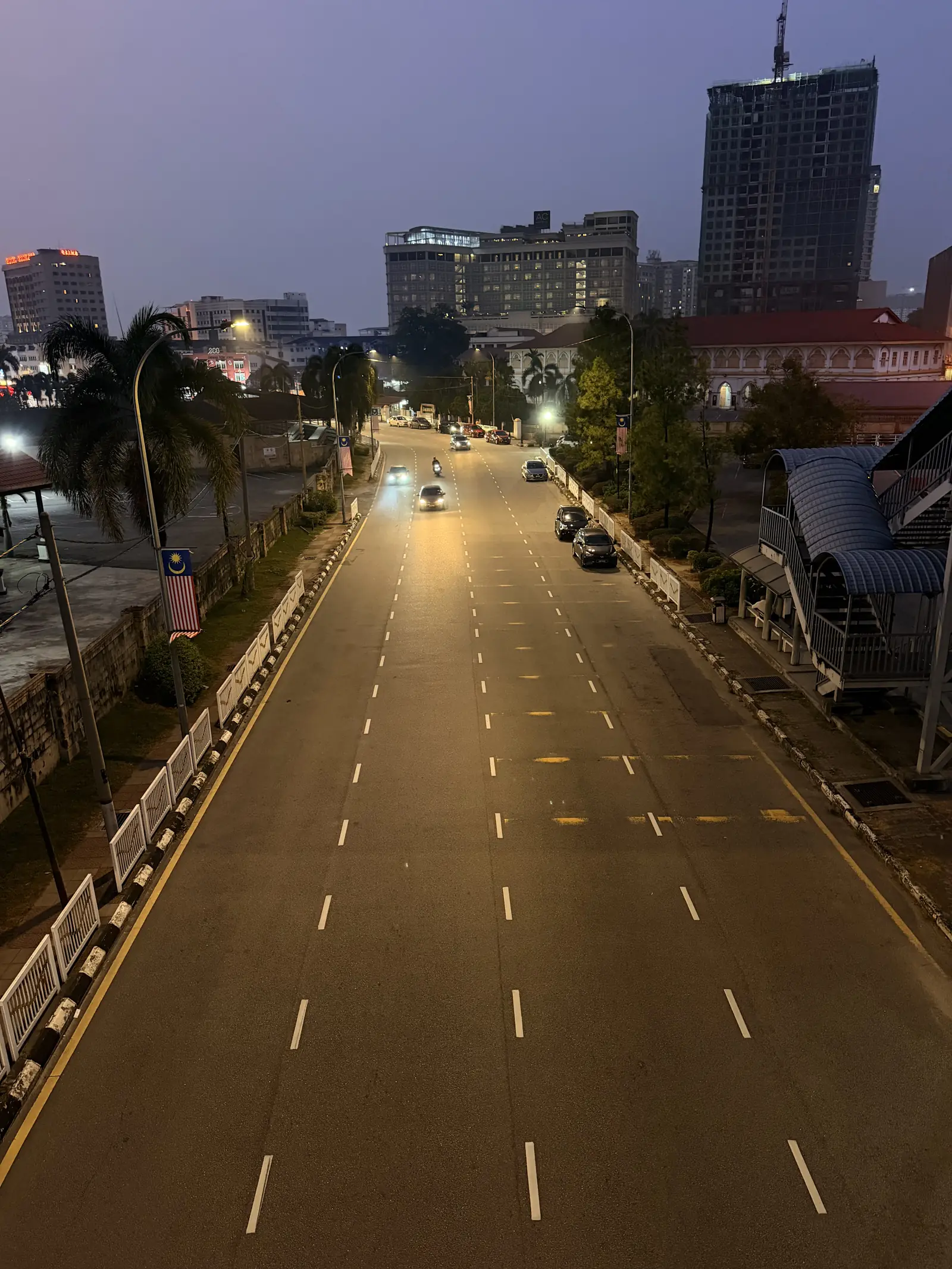 Breite Strasse in der Neustadt am Abend, beleuchtet von Strassenlaternen