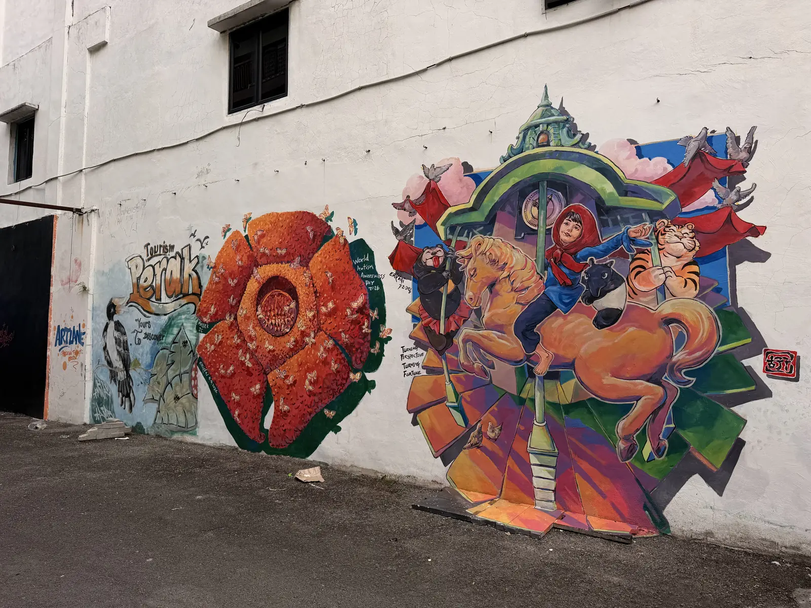 Eine Hauswand voller bunter Wandbilder
