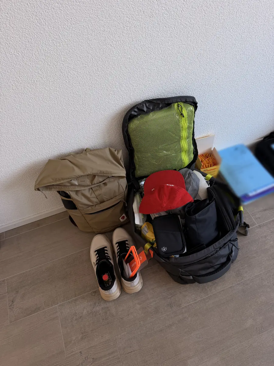 Rucksäcke und Ordner mit Unterlagen für die Abmeldung