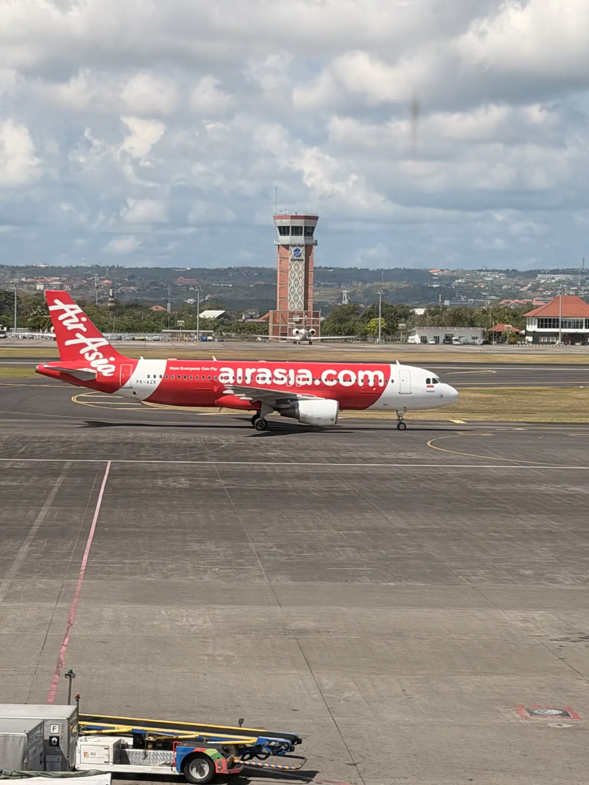 AirAsia-Flugzeug auf dem Rollfeld in Denpasar