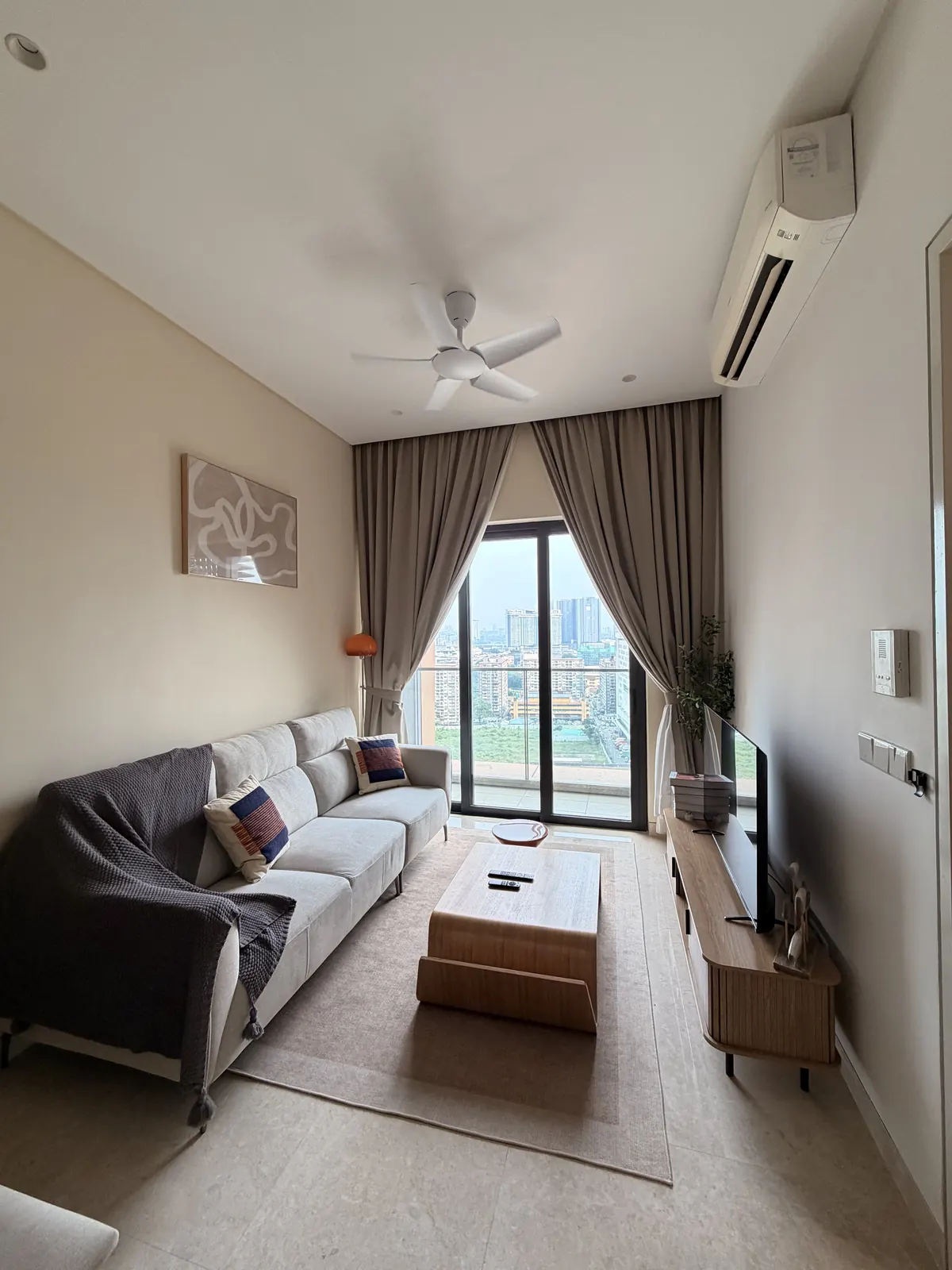 Wohnzimmer des Apartments in den Lucentia Residences