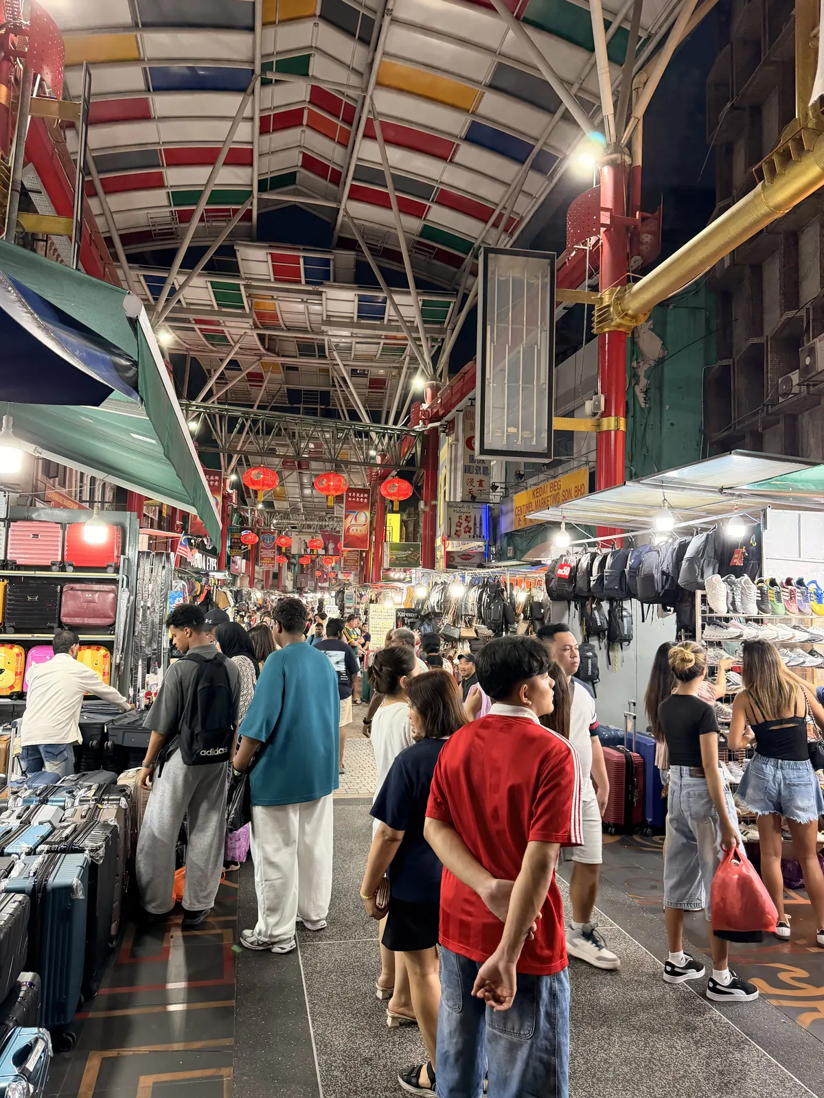 Abendmarkt in der Petaling Street mit roten Laternen und vielen Menschen