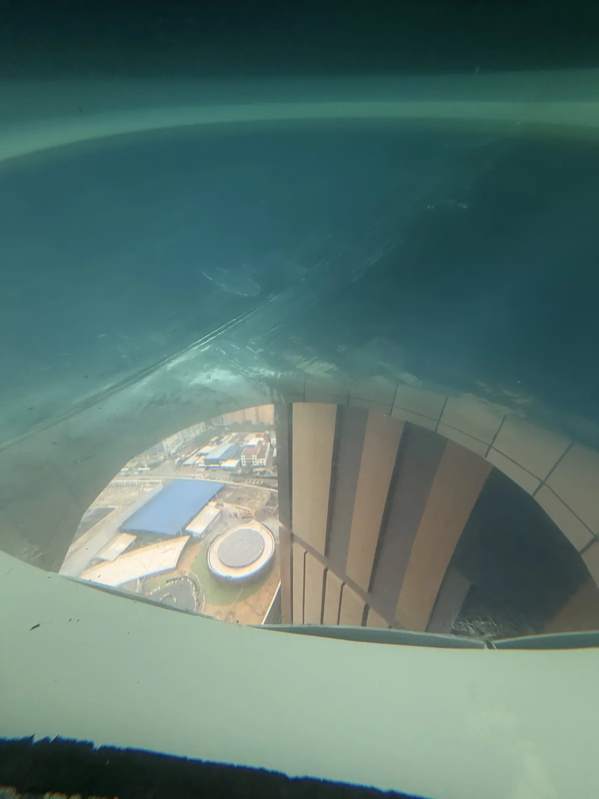 Blick durch den Glasboden des Dach-Pools senkrecht in die Tiefe