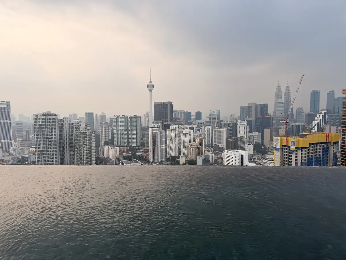 Dach-Pool der Lucentia Residences mit Blick auf die Skyline