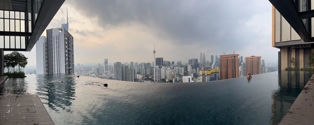 Dach-Pool mit Blick über die Skyline von Kuala Lumpur, am Horizont die Petronas Towers