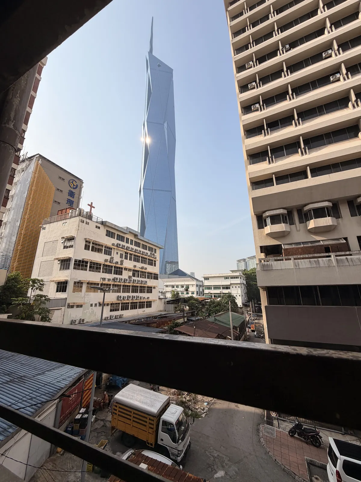 Blick vom Hotelbalkon in Chinatown auf den Merdeka 118