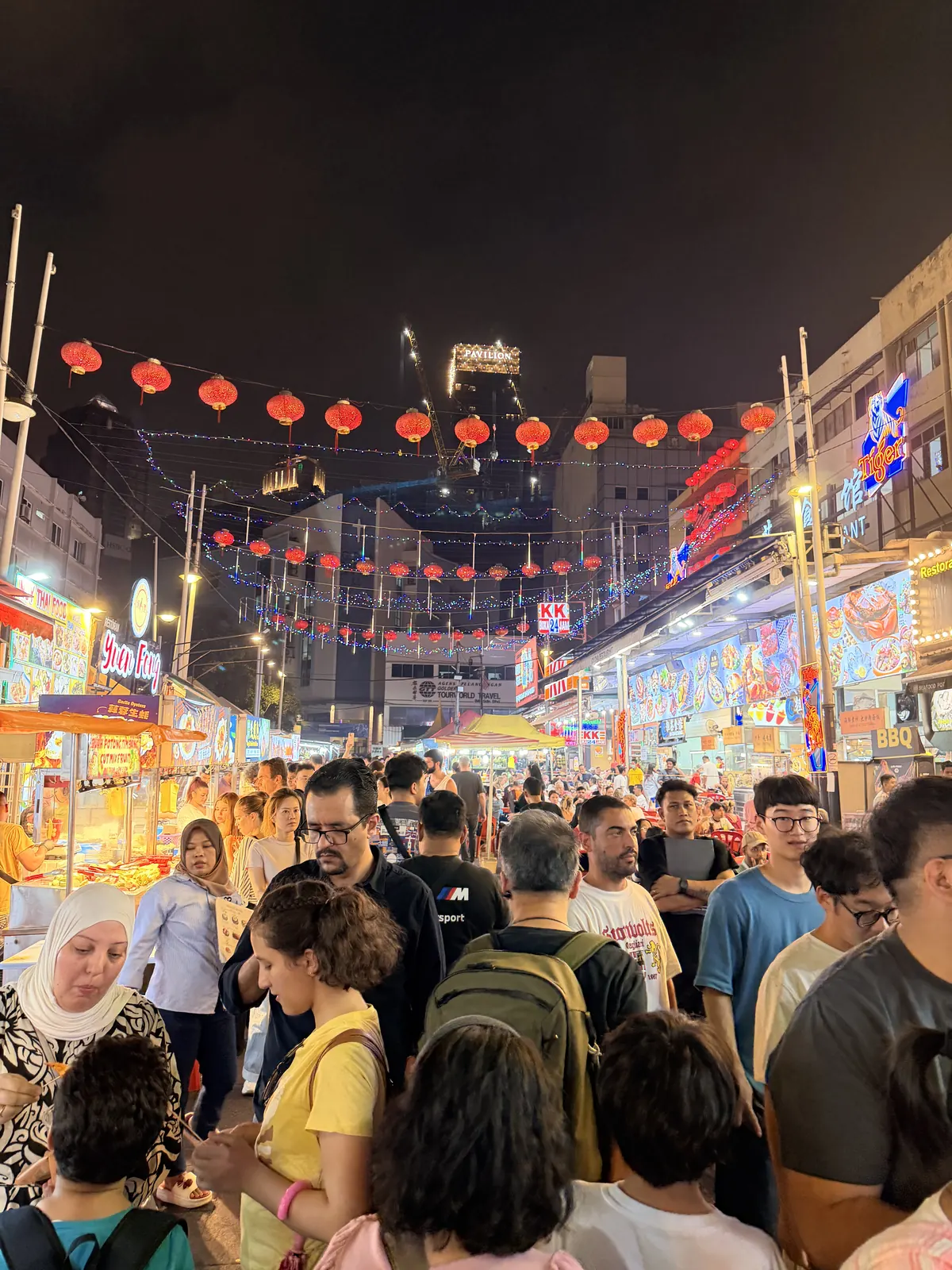 Gedränge zwischen den Essensständen der Jalan Alor am Abend