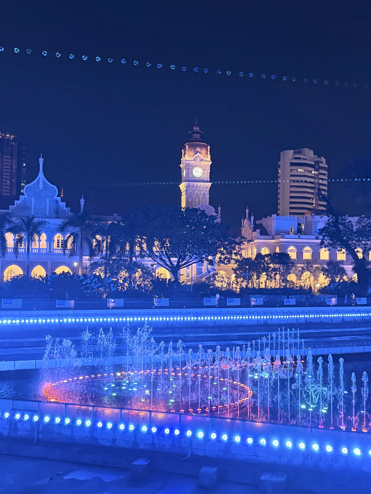 Die Masjid Jamek nachts, der Fluss blau beleuchtet
