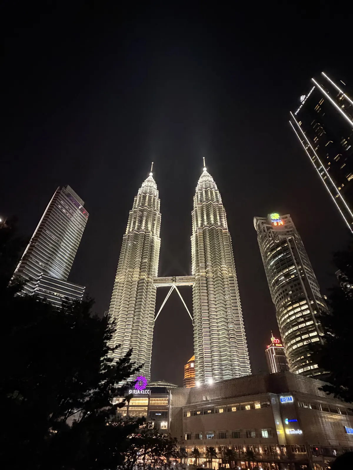 Die beleuchteten Petronas Towers bei Nacht
