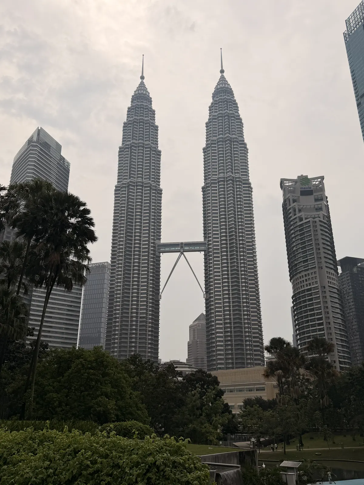 Die Petronas Towers am Tag vom KLCC Park aus