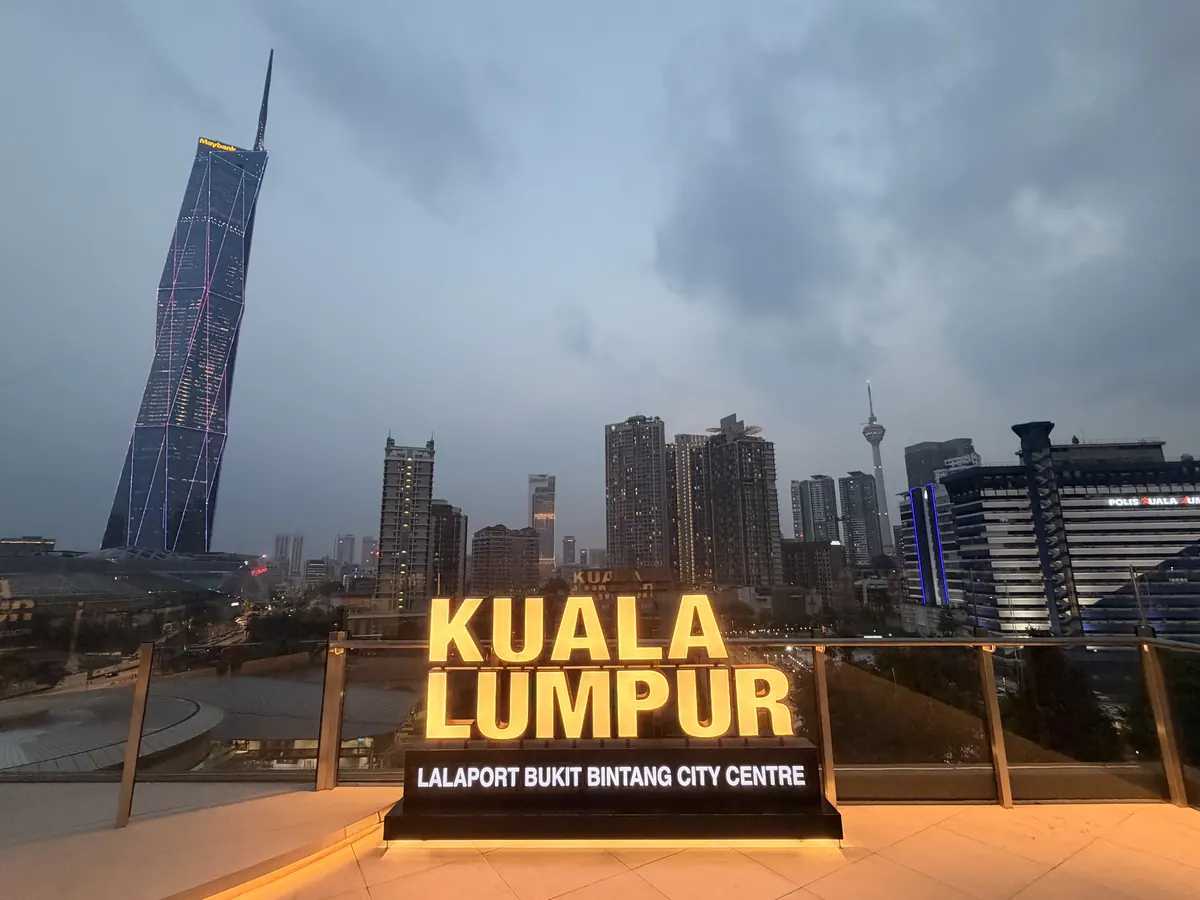 Leuchtender Kuala-Lumpur-Schriftzug auf dem Dach der LaLaport-Mall