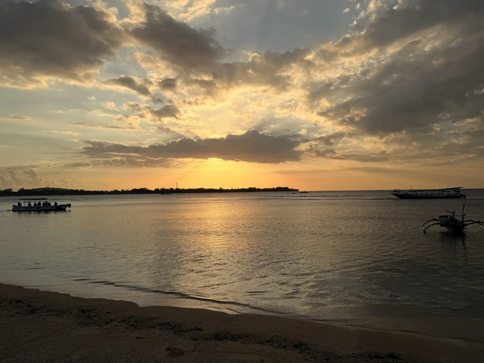 Sonnenuntergang über dem Meer vor Gili Air