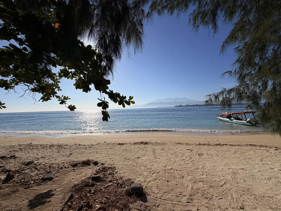 Strand auf Gili Air mit Blick auf Lombok