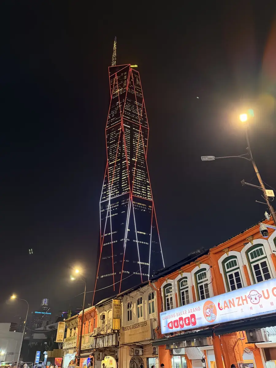 Beleuchteter Wolkenkratzer in Kuala Lumpur