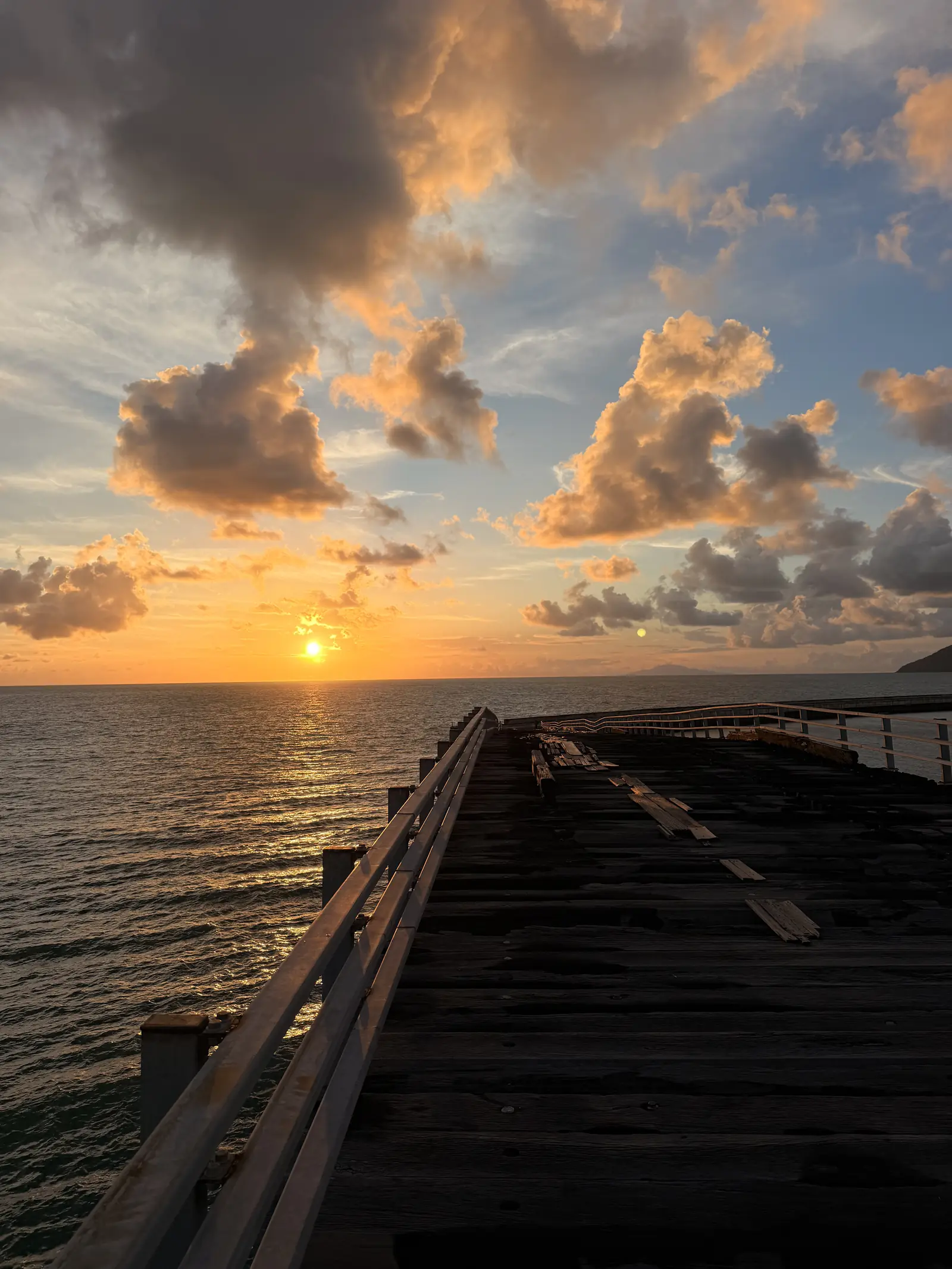 Alter Holzsteg im Sonnenuntergang