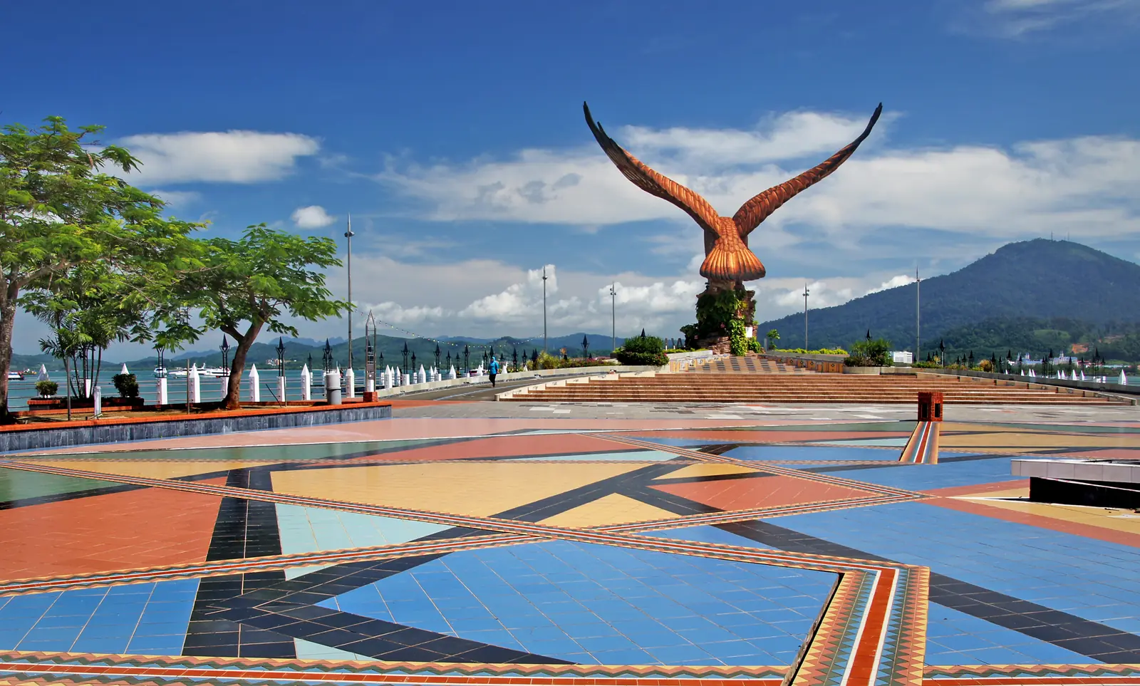 Grosse Adlerstatue am Eagle Square in Kuah