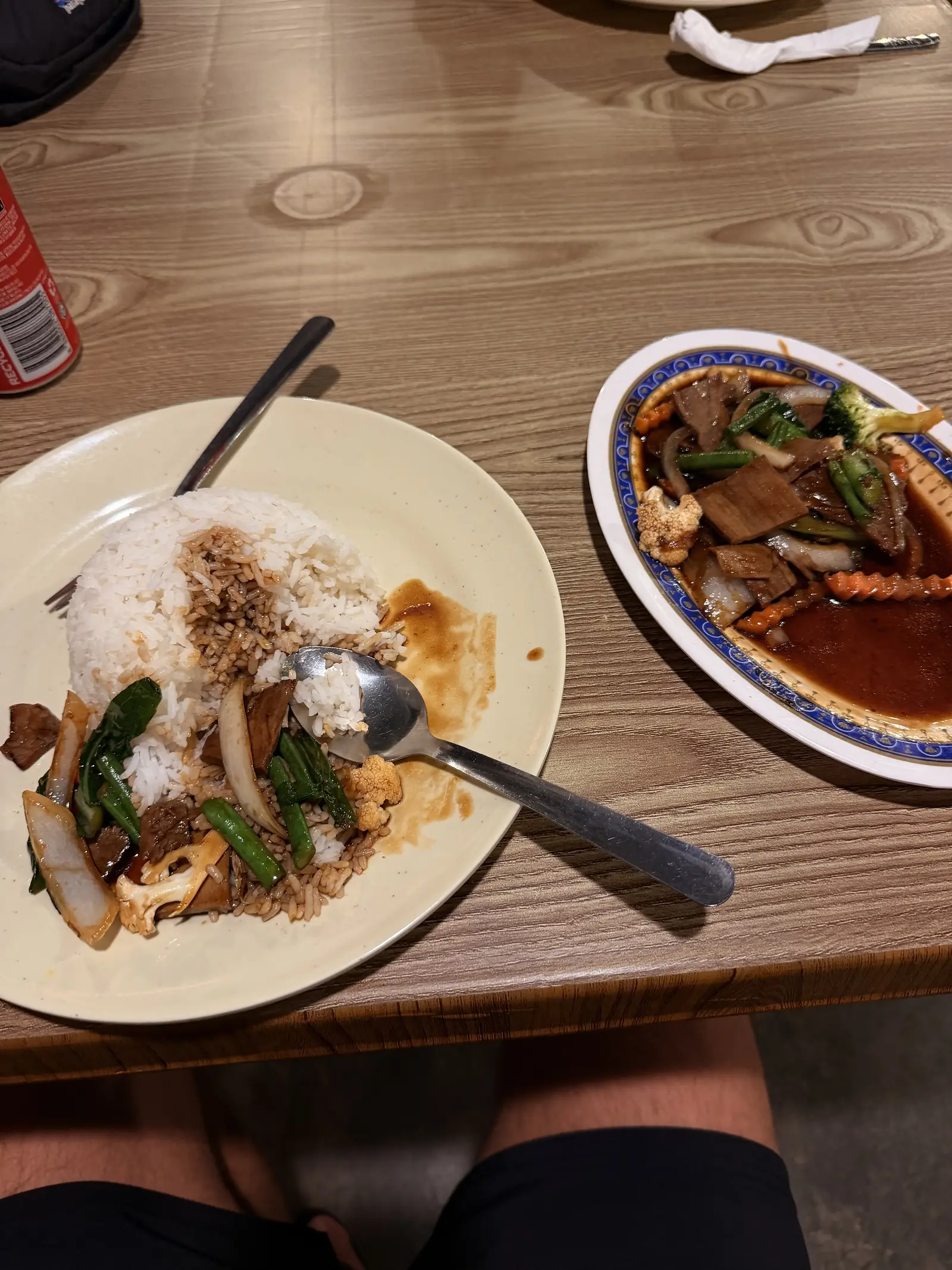 Teller mit Reis und Gerichten in einem Warung in Pantai Cenang