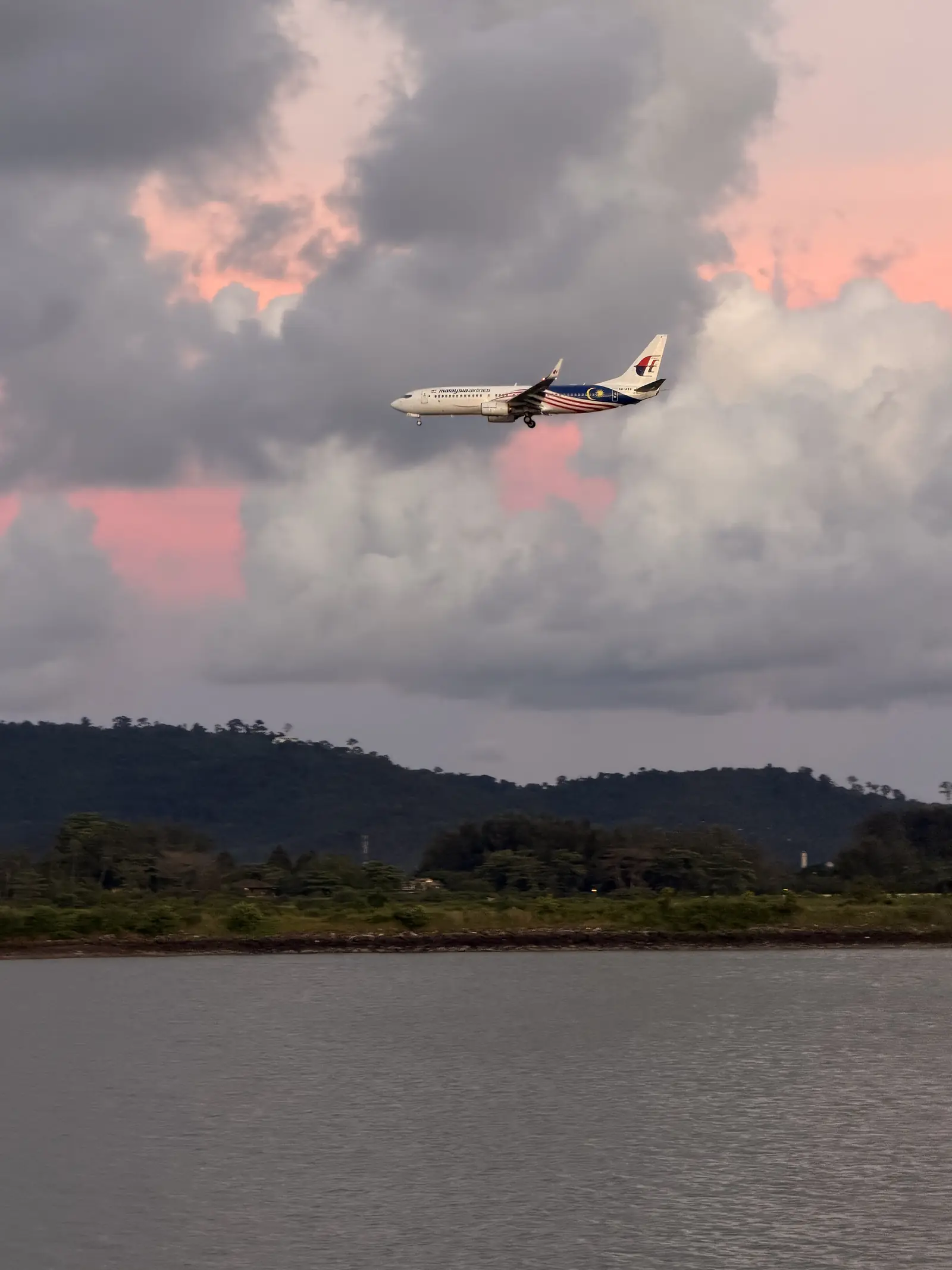 Ein Flugzeug im Landeanflug über dem Meer bei Langkawi