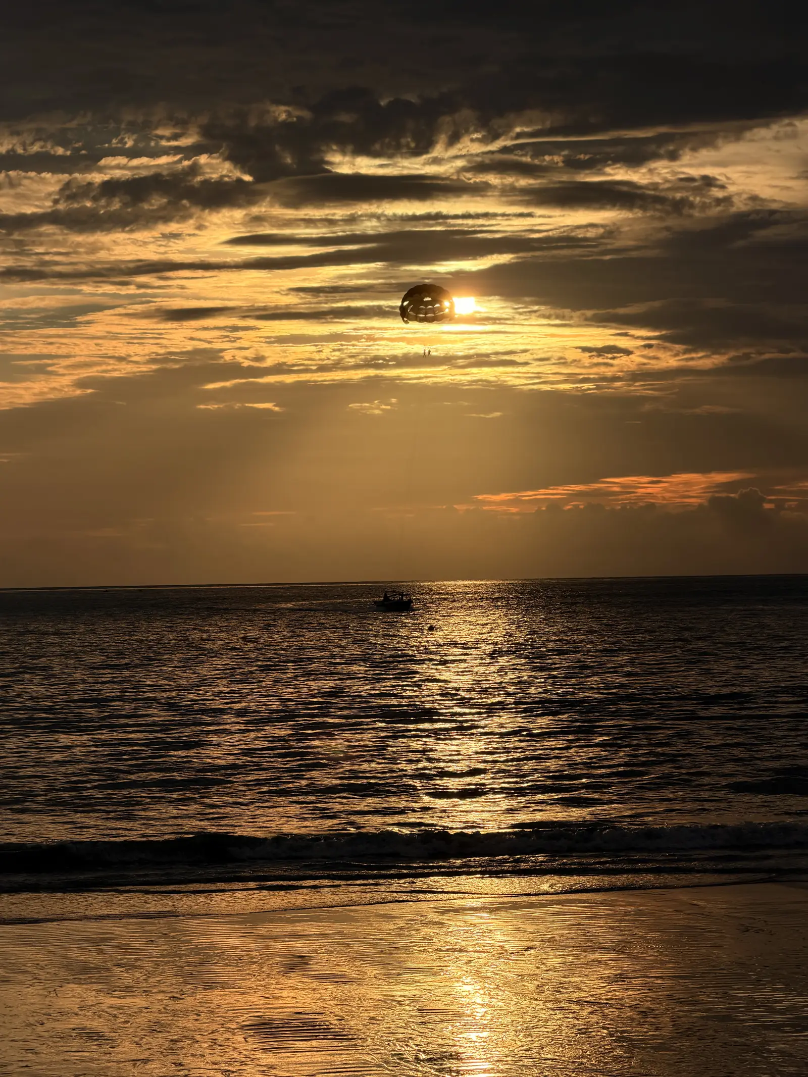 Goldener Sonnenuntergang über dem Meer bei Pantai Tengah