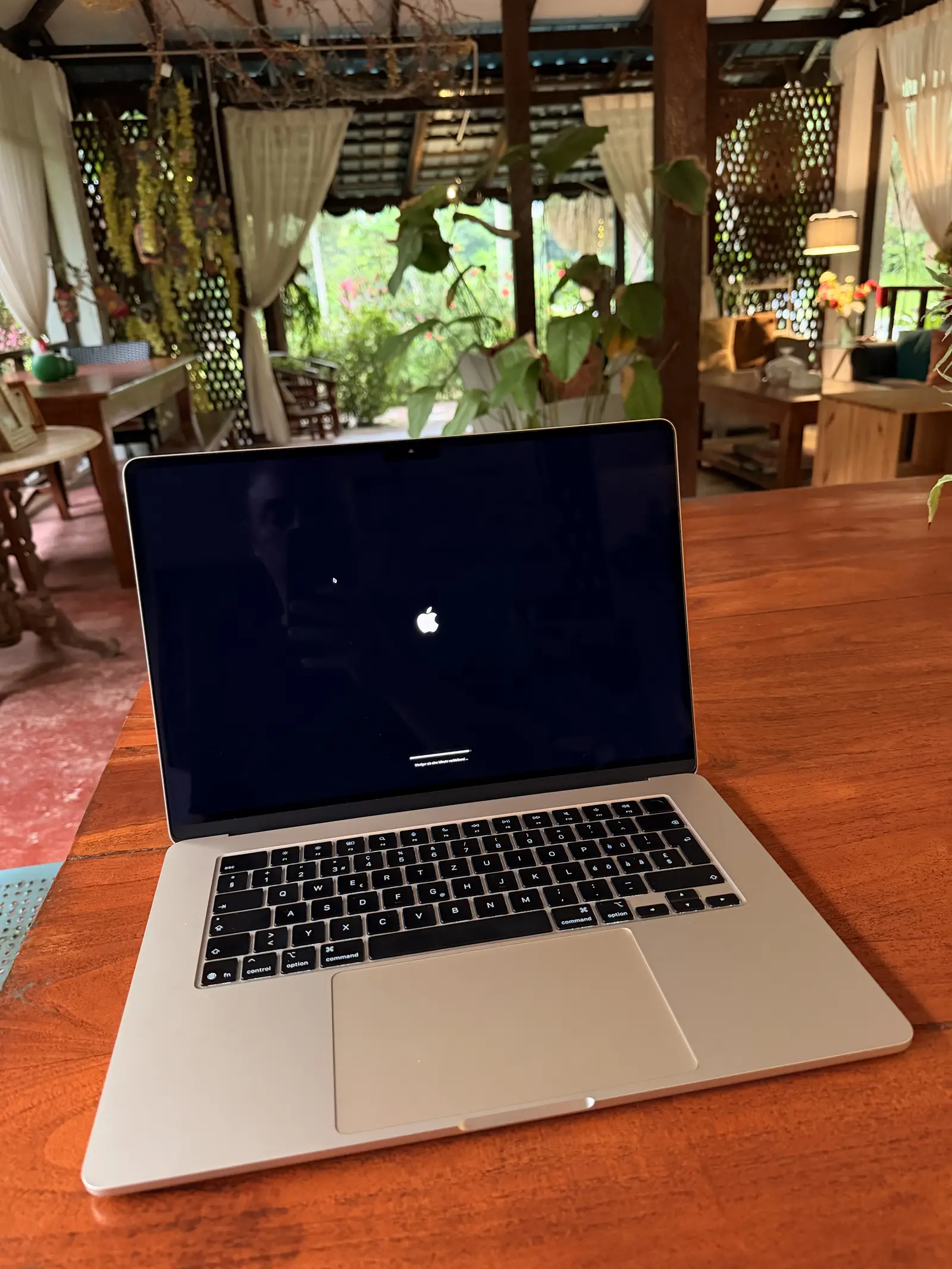 Laptop auf einem Tisch im offenen Gemeinschaftsraum der Unterkunft
