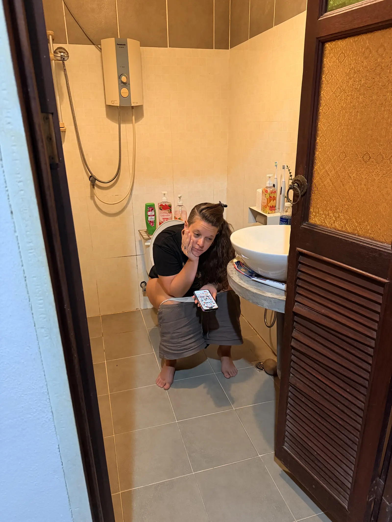 Fabienne im einfachen Badezimmer der Unterkunft