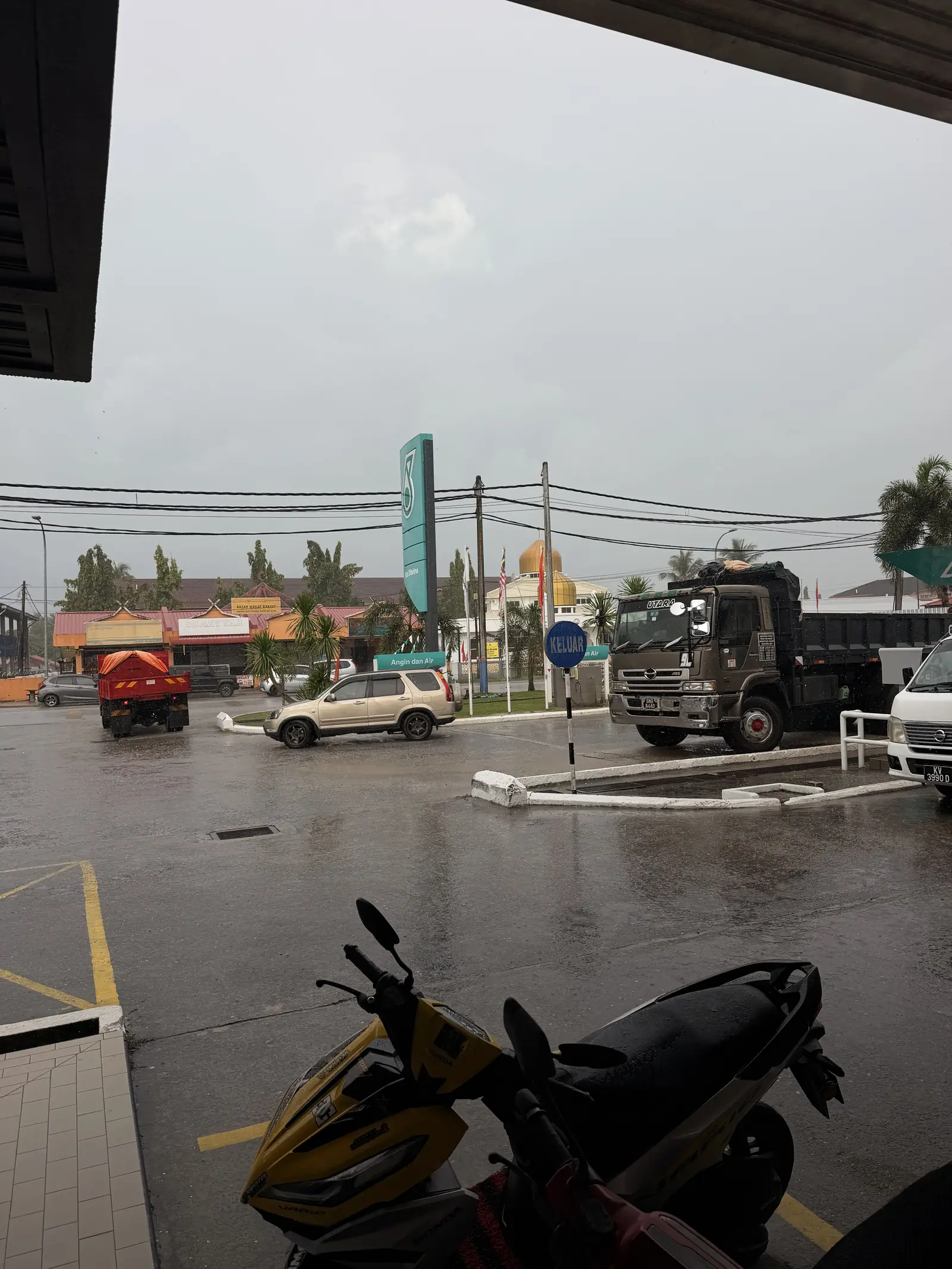 Roller unter dem Dach einer Tankstelle im Regen