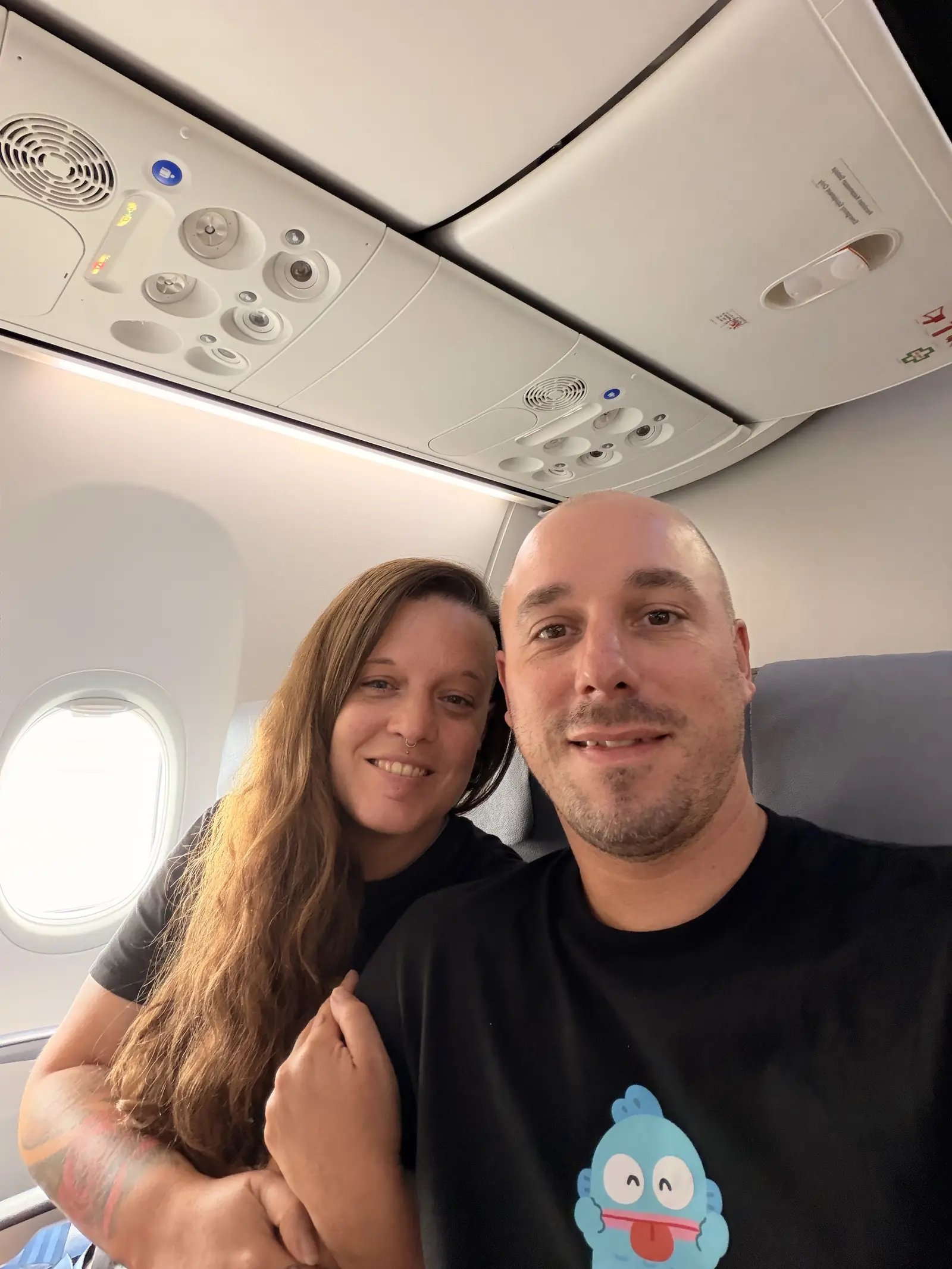 Fabienne und Marc im Flugzeug nach Kuala Lumpur