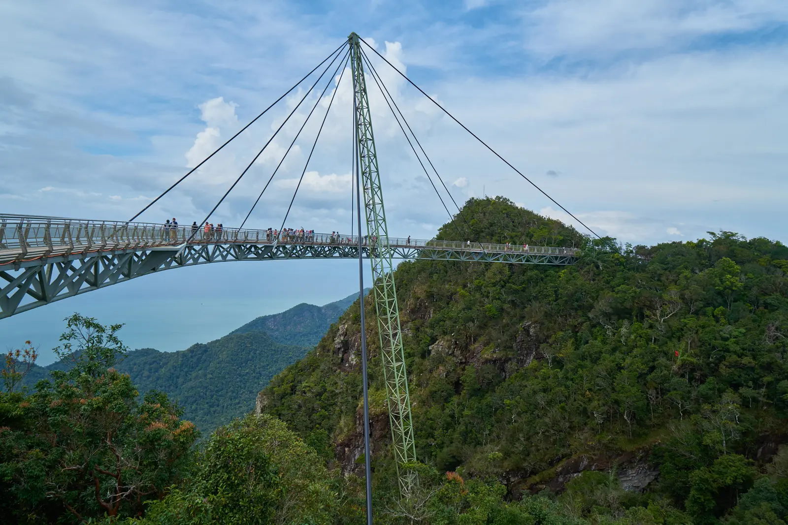 Geschwungene Hängebrücke auf dem Berg über dem Regenwald