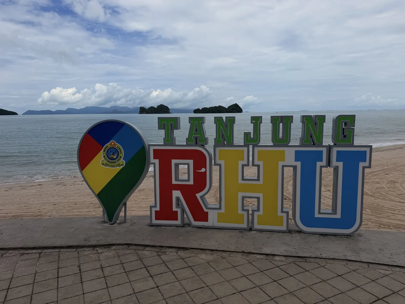 Bunter Schriftzug Tanjung Rhu vor dem Meer