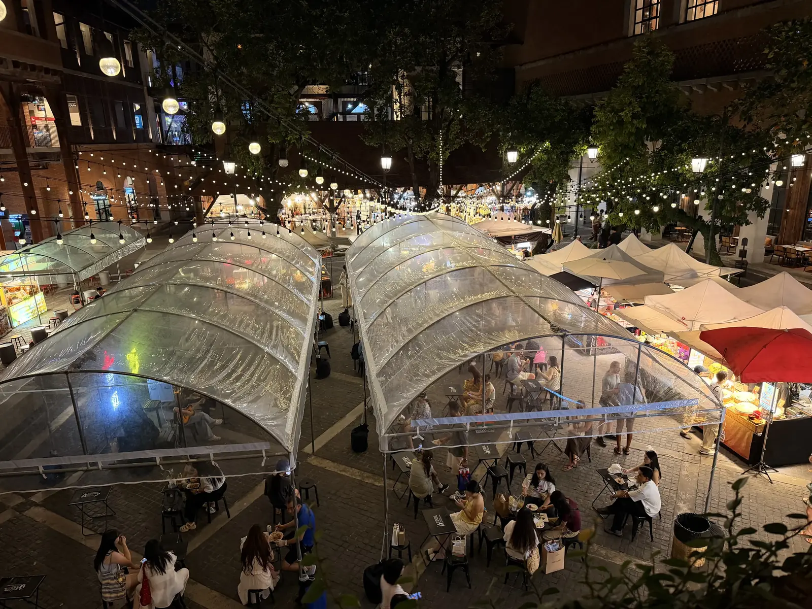 Abendlicher Markt in Chiang Mai mit vielen Essensständen und Reisenden