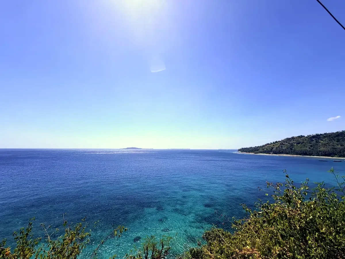 Türkisfarbenes Wasser in einer Bucht