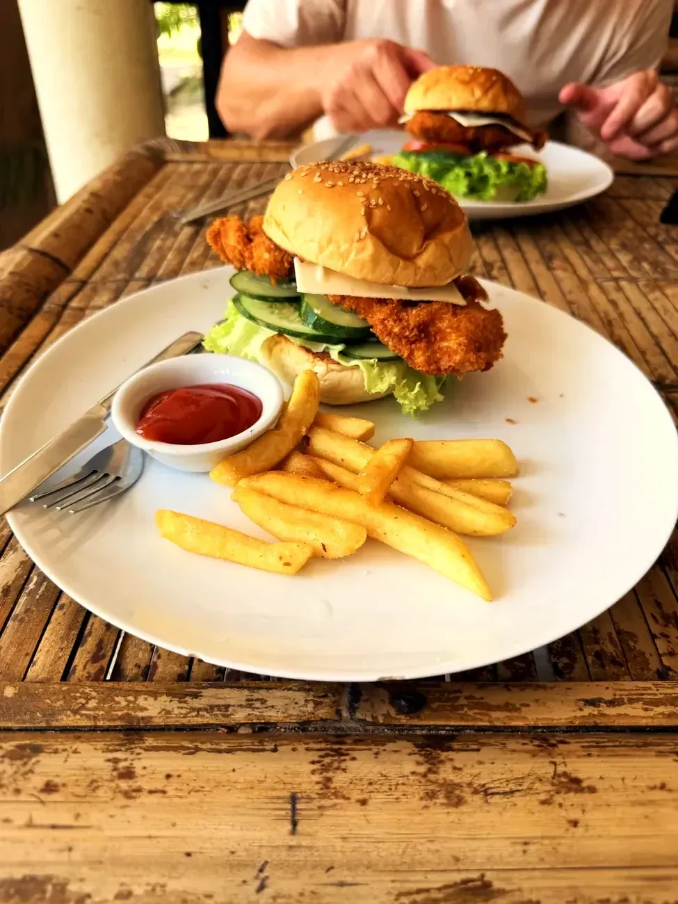 Burger mit Pommes und Sauce auf einem Teller