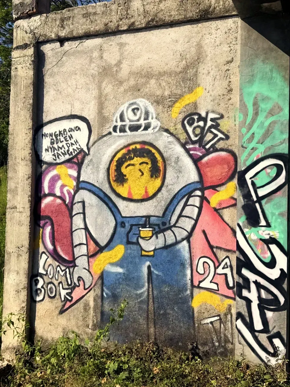 Graffiti eines Roboters in Taucheranzug an einer Betonwand