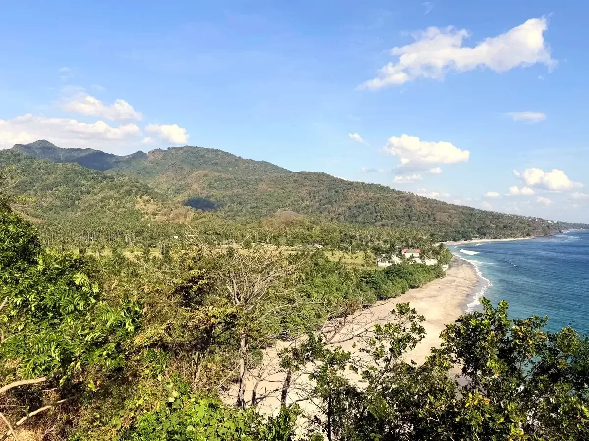 Grüne Hügel und ein langer Strand an der Westküste