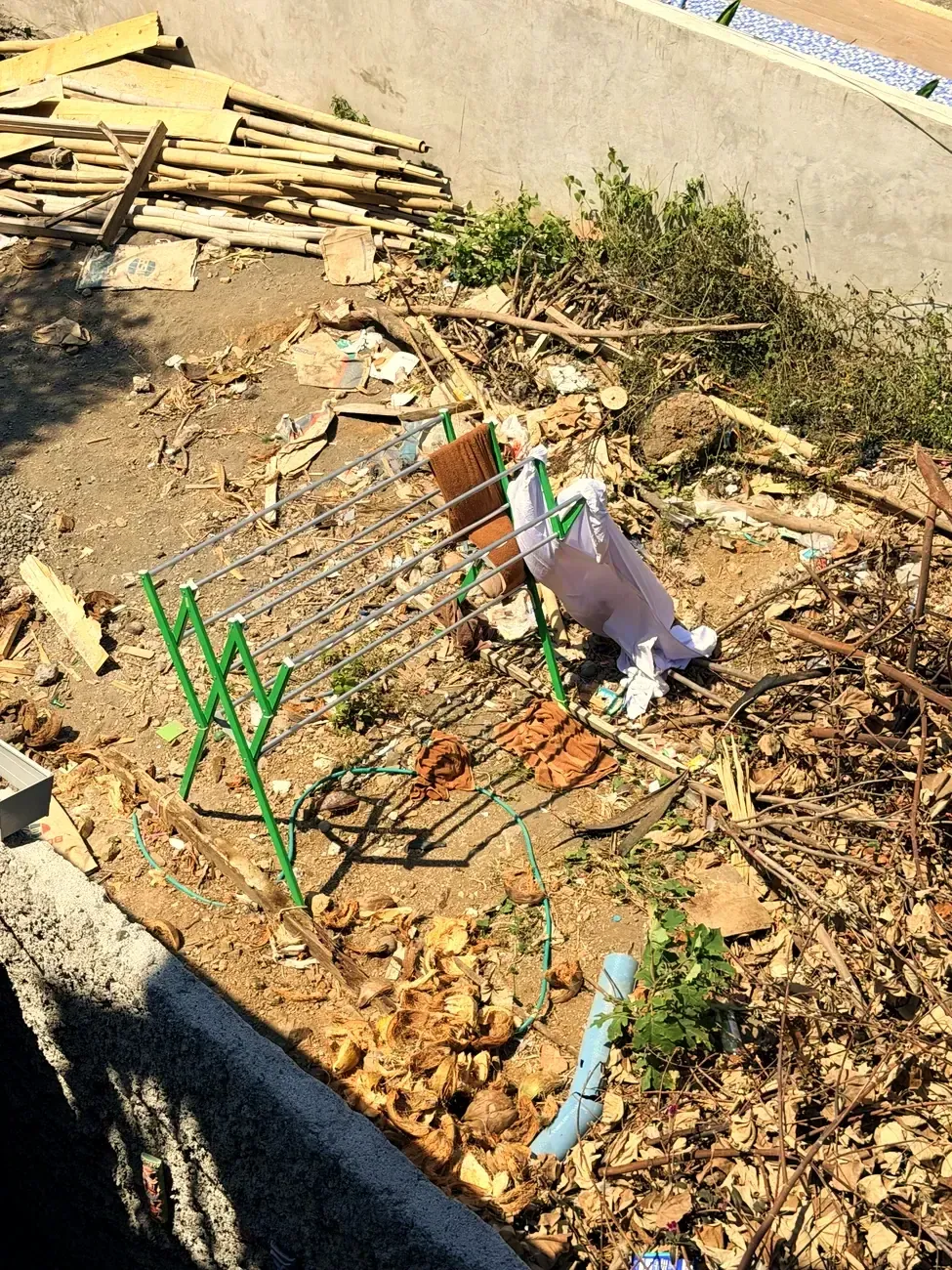 Müll und Bauschutt an einer Baustelle in Kuta