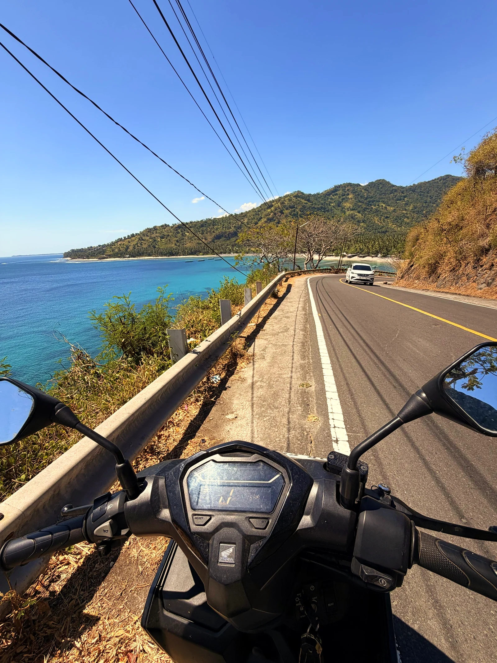 Küstenstrasse auf Lombok mit Blick über das Meer