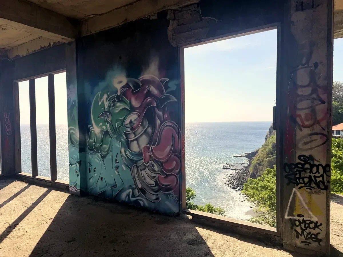 Graffiti und Meerblick in der Ruine.