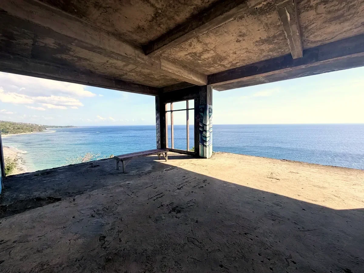 Halle einer Bauruine mit Blick aufs offene Meer bei Senggigi