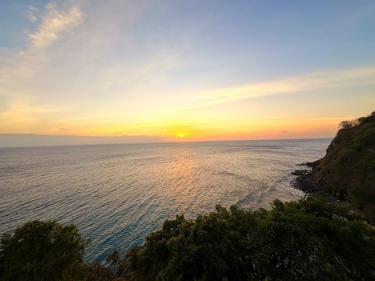 Sonne über einer Bucht mit Felsen