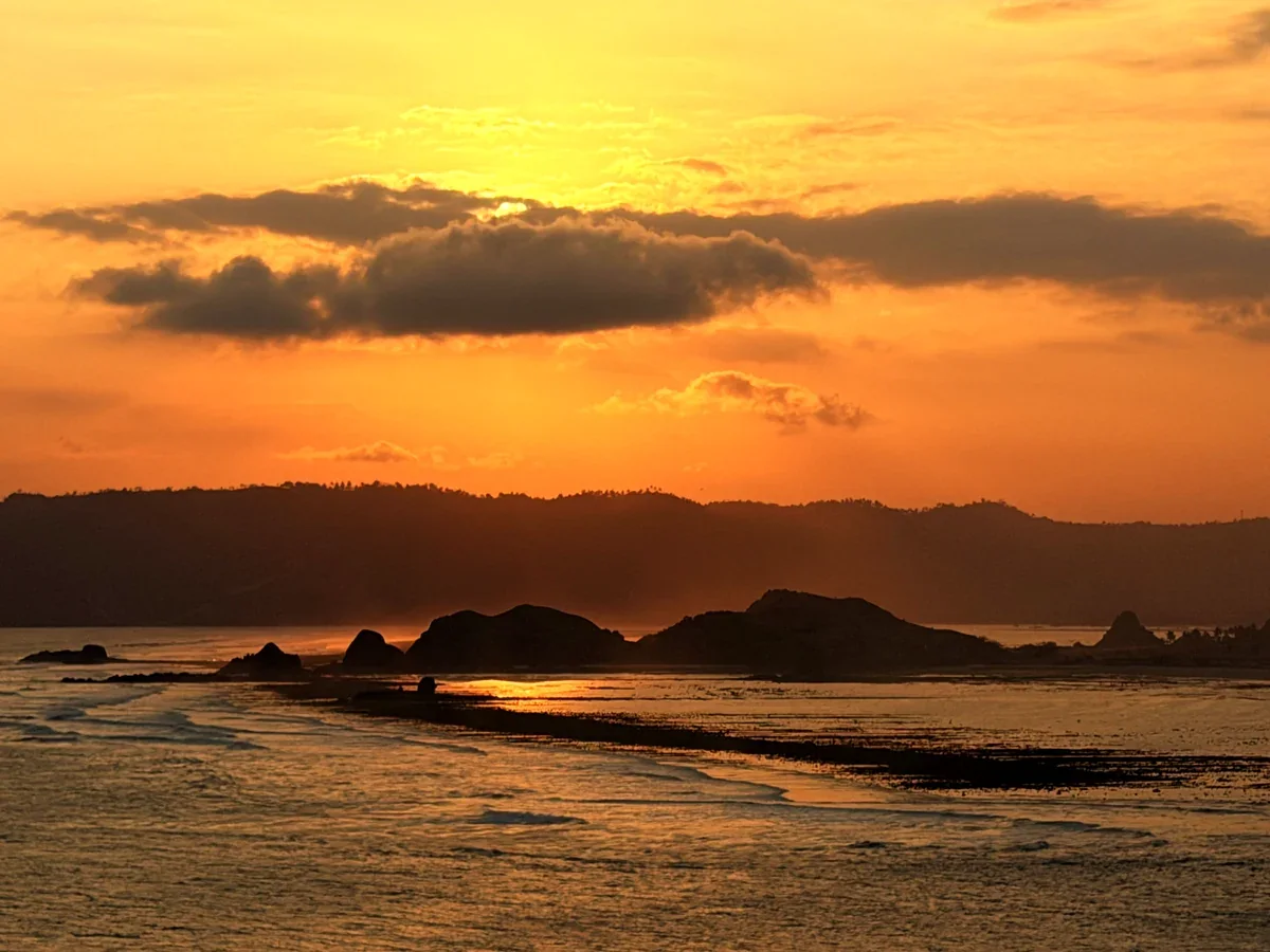 Goldener Sonnenuntergang über einer Küste bei Kuta Lombok