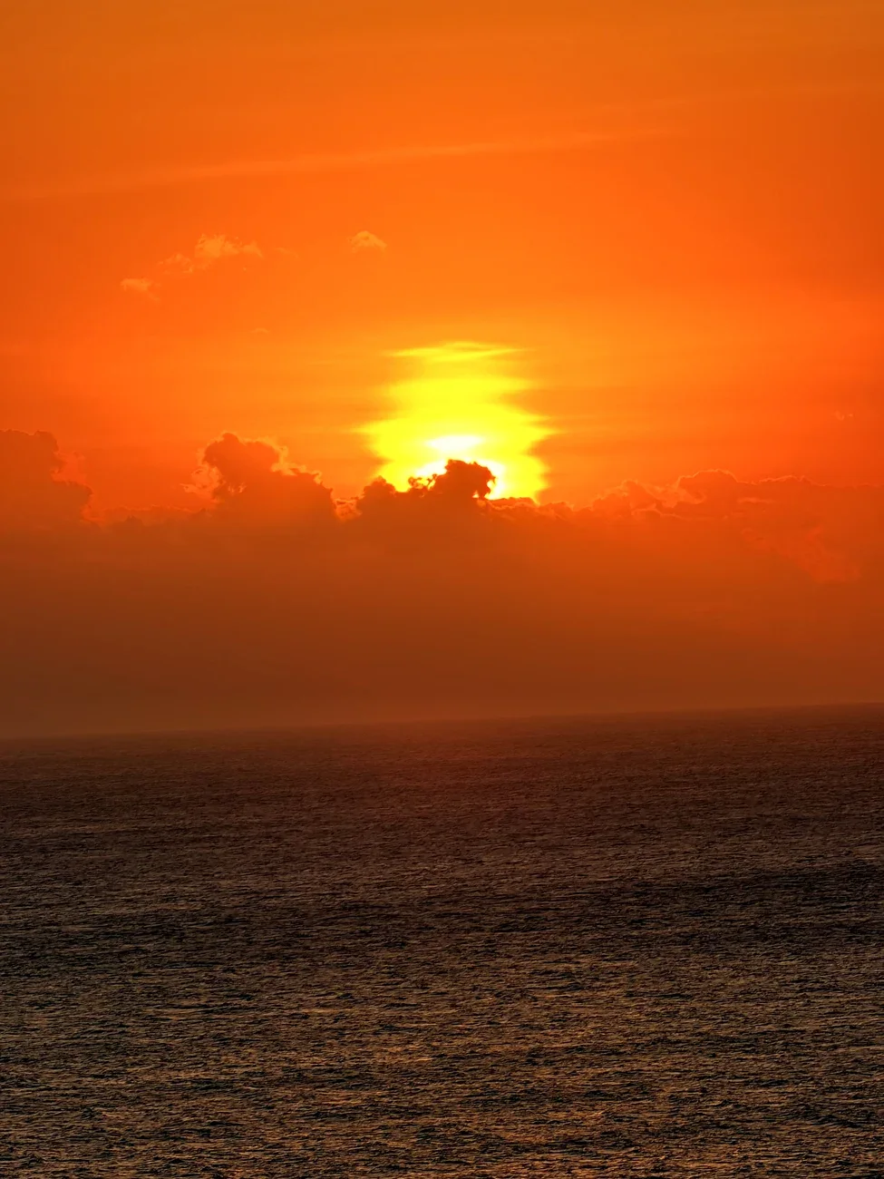 Orange gefärbter Himmel über dem Meer