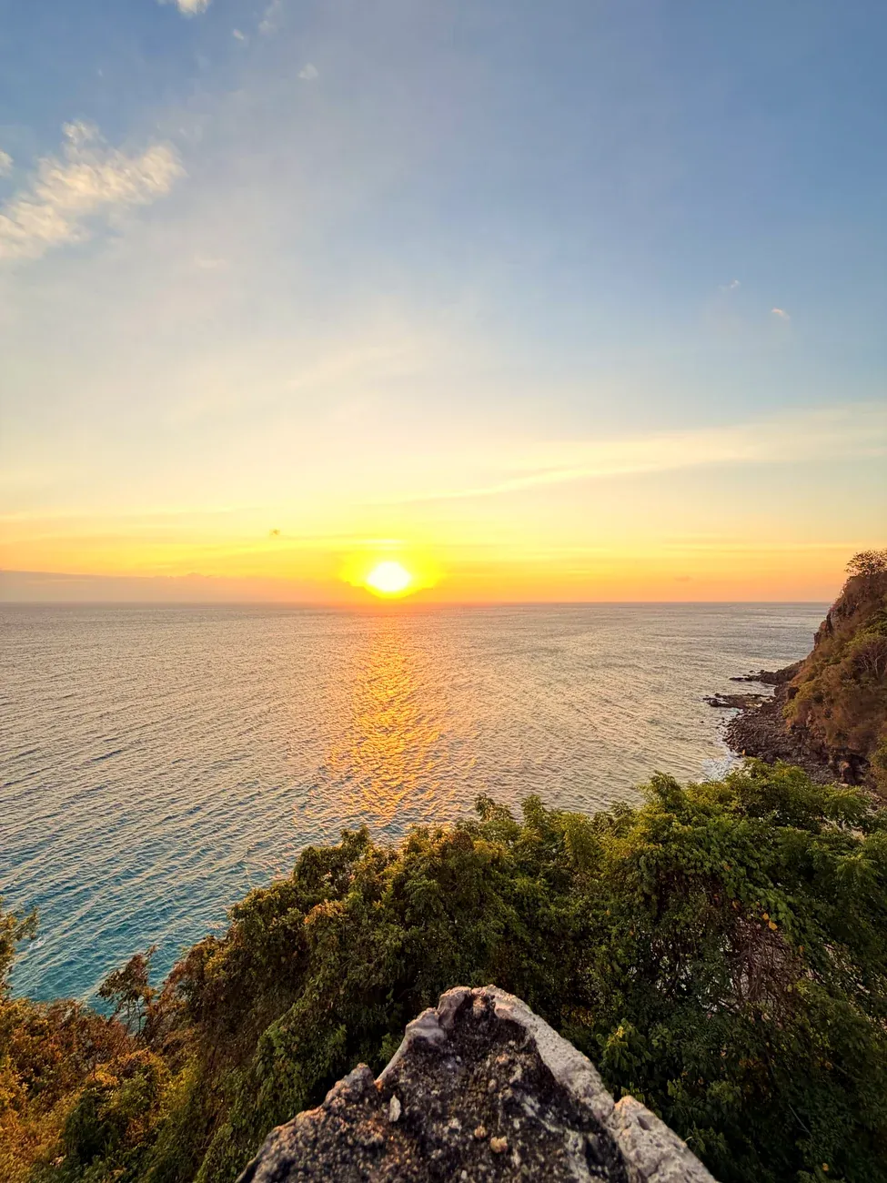 Sonnenuntergang über dem Meer, von der Ruine aus gesehen